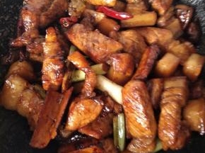 继续翻炒，炒到肉颜色更加变深一点
