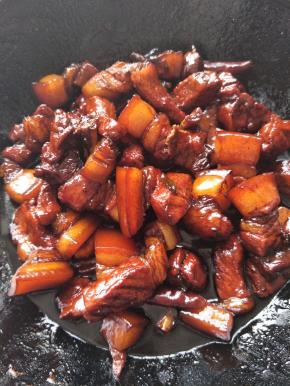 和热水(热水没过肉即可)，盖上锅盖，小火煮至收汁，如图 煮到几乎没什么酱汁即可。