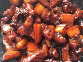 和热水(热水没过肉即可)，盖上锅盖，小火煮至收汁，如图 煮到几乎没什么酱汁即可。