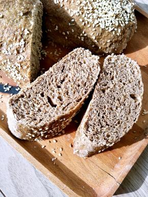 红酒直接加入了面团中，通过多次长时间的发酵，烤好的面包，风味很好，而且皮薄脆，组织湿润柔软。