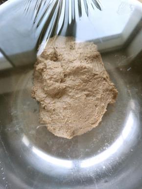 揉到光滑就好。整理好后，放入容器中，28度，发酵40分钟。取出，翻面，整理好。再继续发酵20-30分钟，根据情况判定。