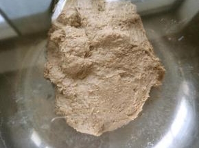揉到光滑就好。整理好后，放入容器中，28度，发酵40分钟。取出，翻面，整理好。再继续发酵20-30分钟，根据情况判定。