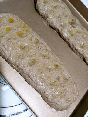 松弛后，轻拍面团，整理成长方形，松弛30分钟。