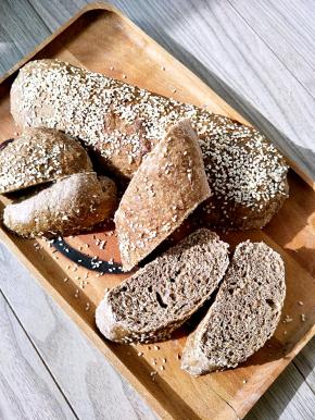 根据自家烤箱而定。欧式面包侧重的是口味，过度的整形会影响面包的口感和风味