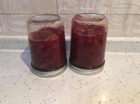 趁热将果酱装入瓶中，密封倒扣