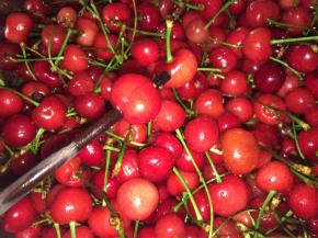 樱桃去核，我用的筷子辅助.这一步要多点耐心