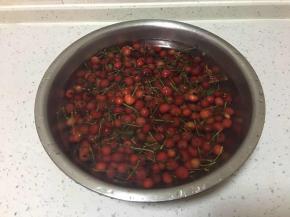 将樱桃在淡盐水中泡半个小时，冲洗干净