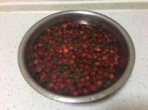 将樱桃在淡盐水中泡半个小时，冲洗干净
