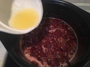 熬煮三十分钟后将柠檬汁倒入锅内继续熬制