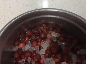 将已经析出果胶的樱桃从冰箱取出