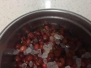 将已经析出果胶的樱桃从冰箱取出