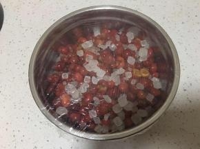 敷上保鲜膜放在冰箱冷藏过夜