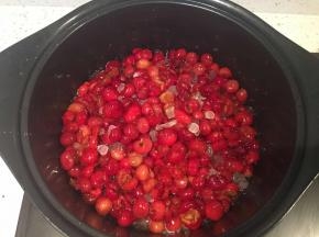 全部倒入不粘锅内，中大火烧开