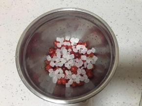 一层樱桃果肉，一层冰糖的顺序放入盆中