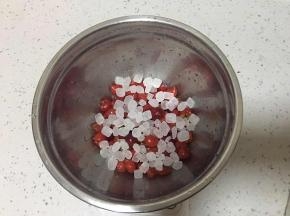 一层樱桃果肉，一层冰糖的顺序放入盆中