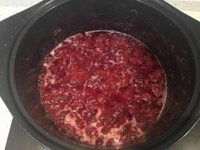 大约十分钟后果酱粘稠就可以关火了