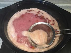 烧开后转中火继续熬煮，将浮沫捞出