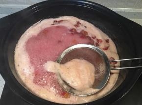 烧开后转中火继续熬煮，将浮沫捞出