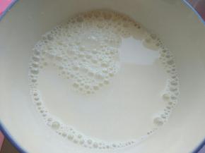 将一半的牛奶+玉米淀粉混合均匀备用