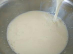 淡奶油+剩余牛奶+糖小火煮沸，倒入步骤一的牛奶糊，搅拌至粘稠，关火