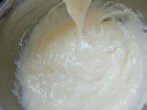 然后倒入提前铺好椰蓉的容器中，上面再撒一层椰蓉，放入冰箱冷冻一两个小时就可以食用啦！