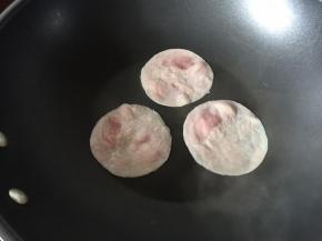 火腿片在锅里煎香