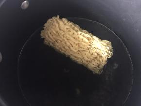 竹筒面放入开水锅里焯熟