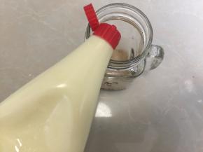 挤入蛋黄沙拉酱