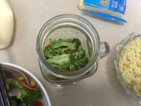 放入焯好的胡萝卜薄片和西兰花