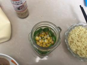 放入甜玉米粒和切块的秋葵