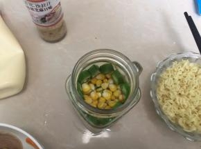 放入甜玉米粒和切块的秋葵