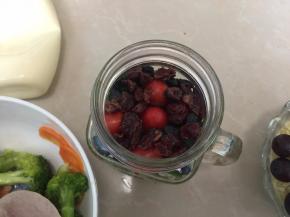 放入黑加仑葡萄干和蔓越莓干