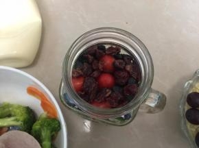 放入黑加仑葡萄干和蔓越莓干