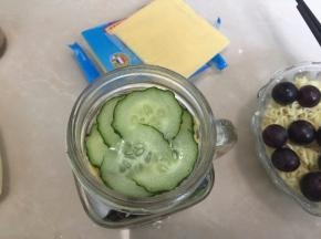 放入黄瓜薄片