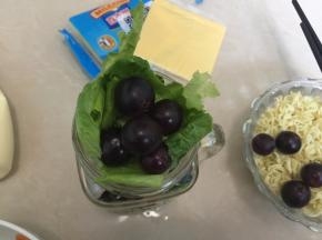 放入生菜叶和黑加仑