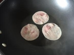 锅里煎香火腿片