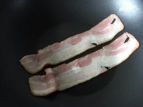锅里煮香培根