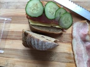 再放入切半的培根、和黄瓜片