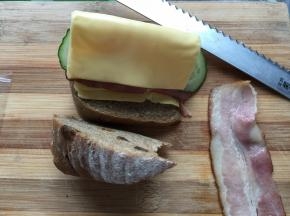 再放入一片百吉福芝士片后放入另一块面包夹住