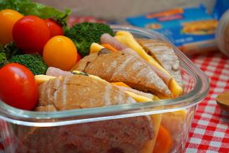 另外一块面包也是如此做法，放入便当盒里码上水果蔬菜即可