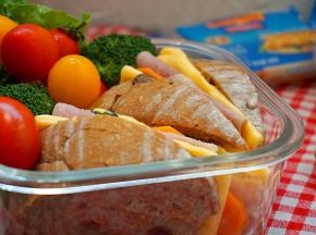 另外一块面包也是如此做法，放入便当盒里码上水果蔬菜即可