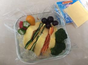 取百吉福芝士片夹入黄瓜片，然后夹在两块蛋糕中间，另一片蛋糕则夹胡萝卜芝士片