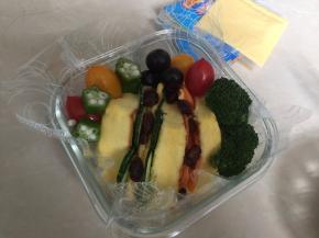 然后放入便当盒里，码上水果蔬菜，撒上蔓越莓干