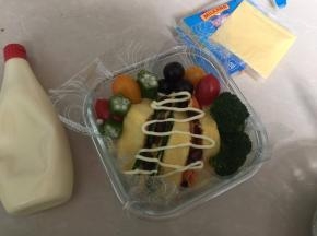 挤入丘比蛋黄沙拉酱