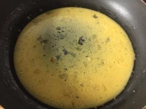 锅里加入适量油，然后放入打散的鸡蛋液煎成鸡蛋饼