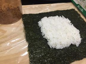 勺入米饭放在紫菜的中间