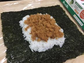 在米饭上铺上自制的肉松