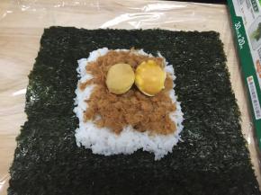 放入两个咸蛋黄