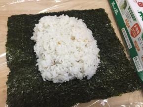 再铺上米饭