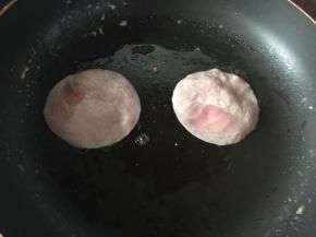 锅里煎香火腿片